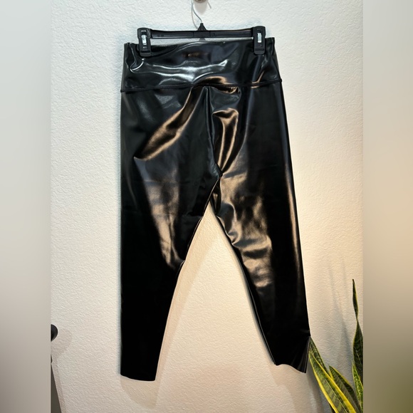 NWT- Anna & AVA Black Vegan Leather. Pull-on Cropped Jegging Style Pants - Picture 3 of 4